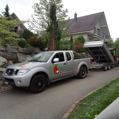 Firmen-Pickup mit Kipper-Anhänger