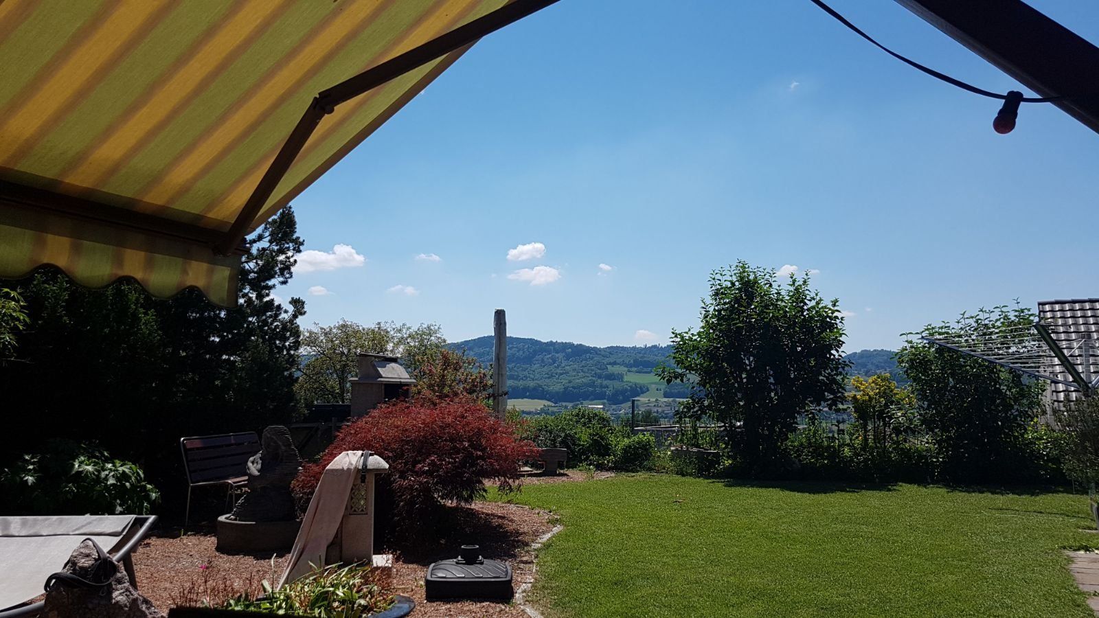 Gepflegter Garten mit Rasen und Fernsicht
