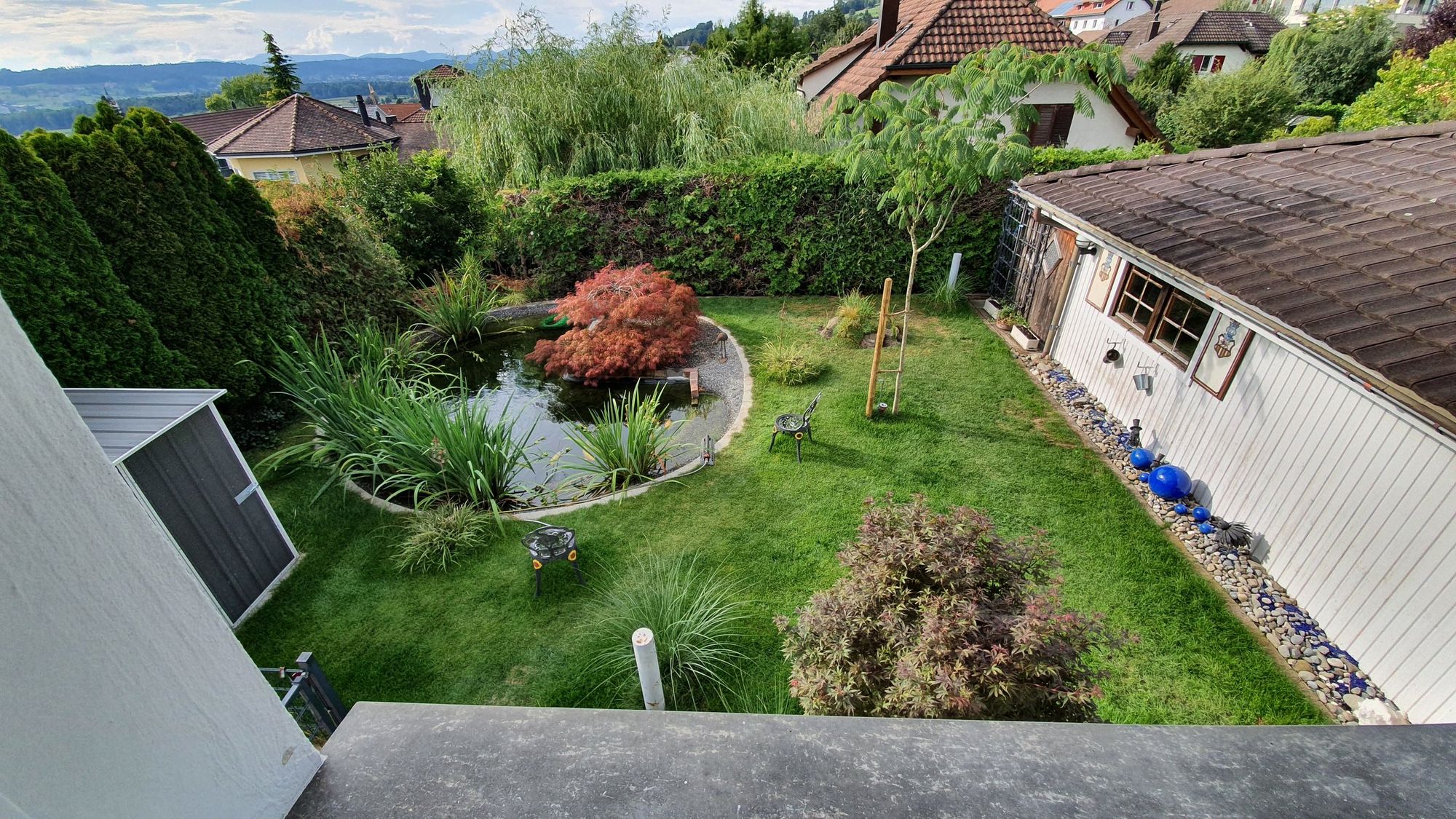 Garten mit Teich und Fächerahorn von oben