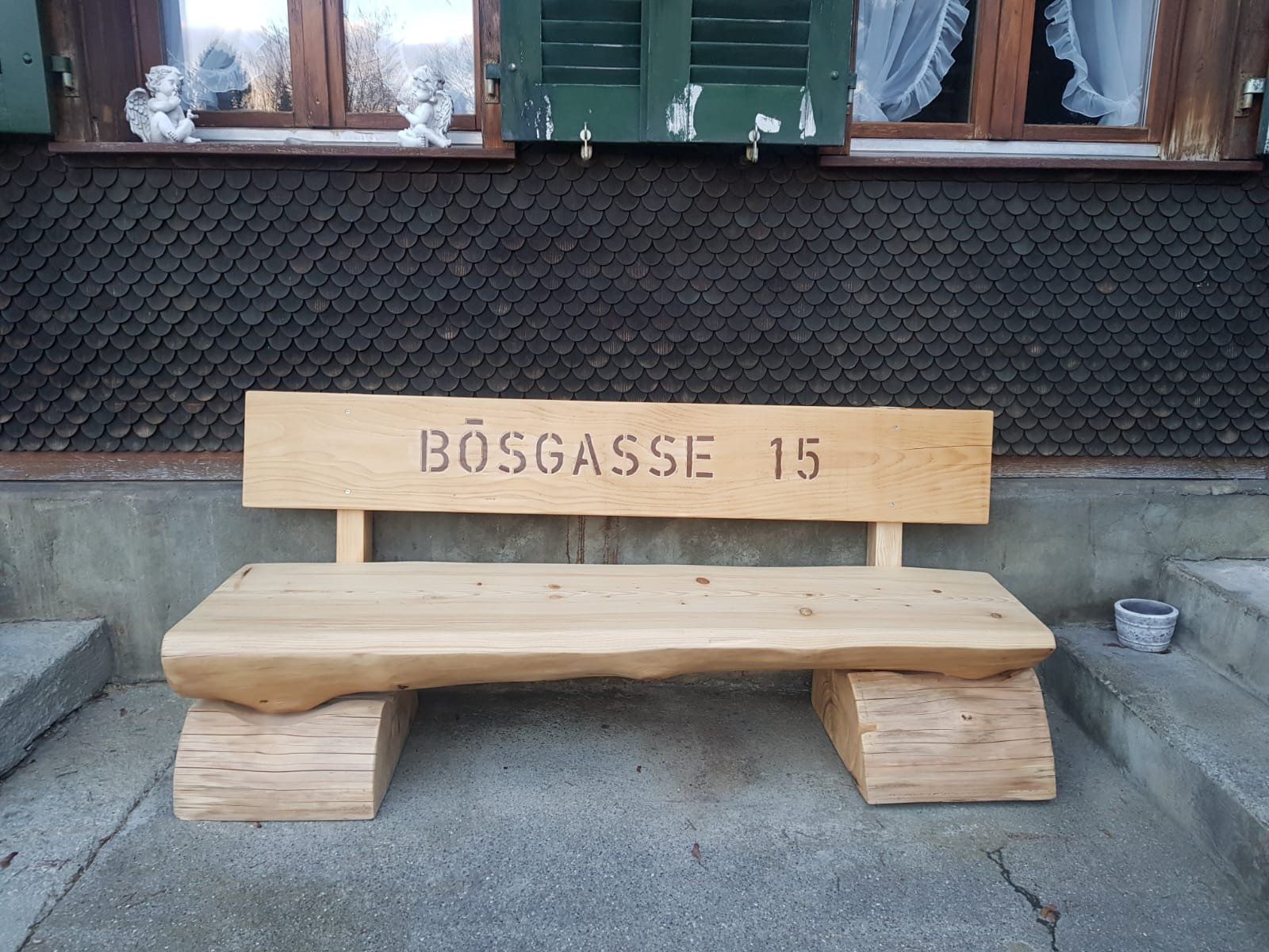 Holzbank mit eingraviertem Schriftzug Bösgasse 15