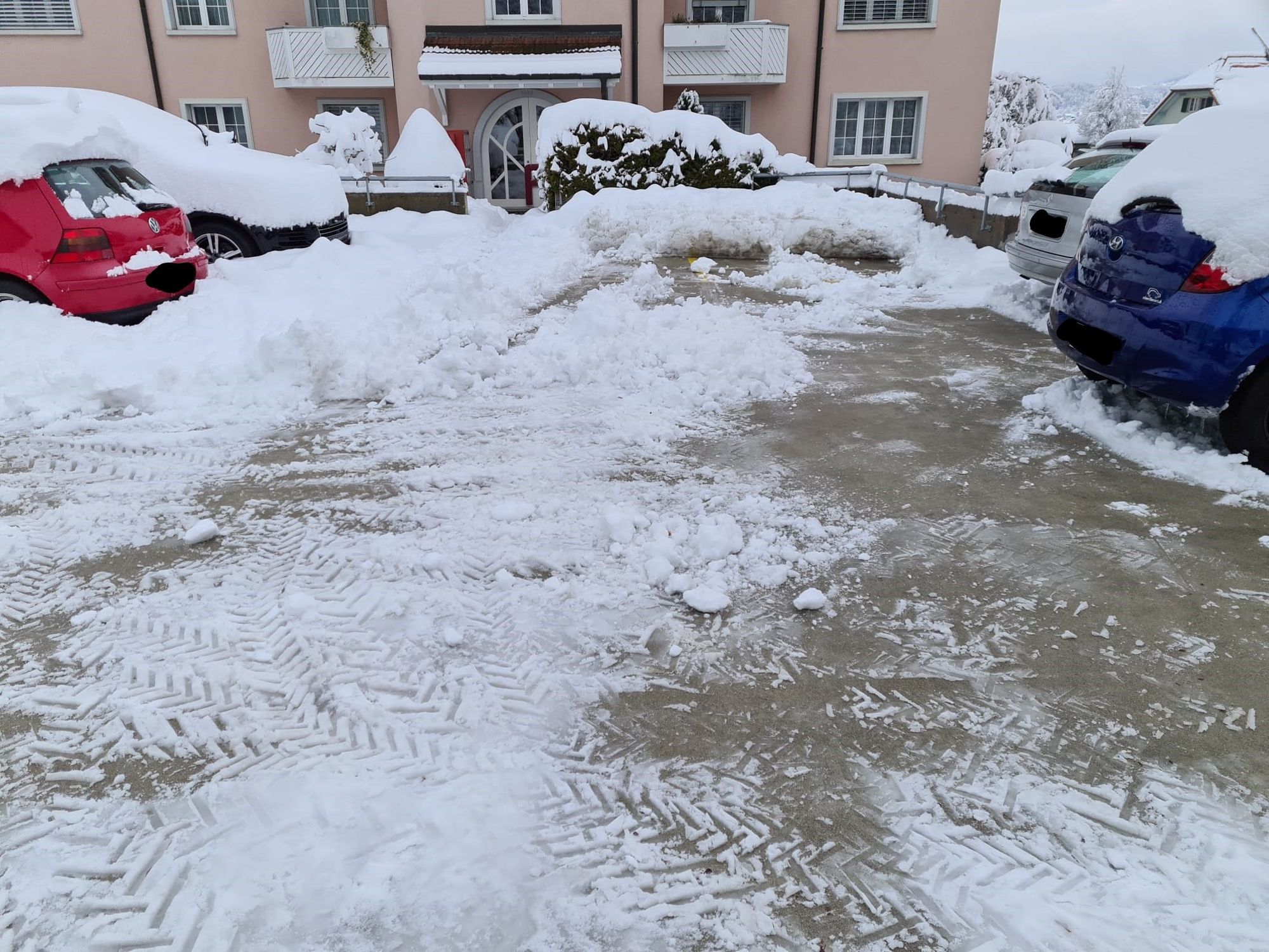 Geräumter Hof nach Schneefall